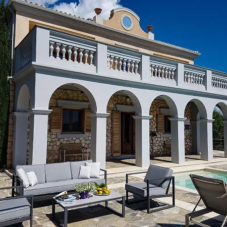 Sundance - Fabulous & Large 4-bedroom Private *